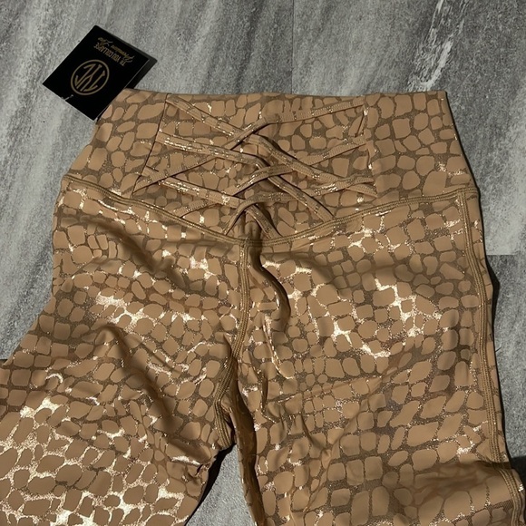 Til You Collapse Moxie Criss Cross Leggings - Cashmere Large Leopard Embossed - Picture 12 of 12